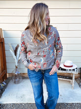 Load image into Gallery viewer, Floral Vintage Button Top
